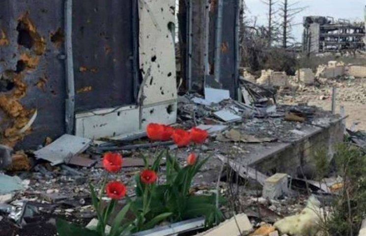 На руїнах Донецького аеропорту, де загин…