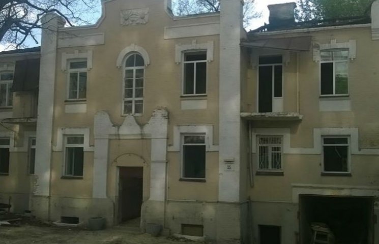 В Киеве разбирают старинный дом, который…