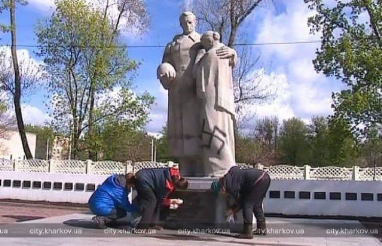 Харків’янин розмалював свастикою пам’ятн…