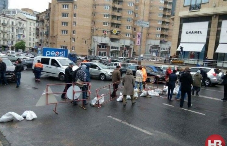 Движение в центре Киева парализовано: го…