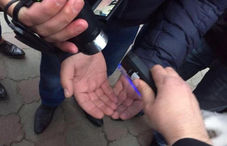 В центре Черновцов на взятке задержали п…
