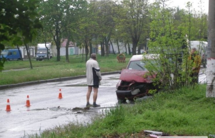 У Миколаєві водій без штанів зніс електр…