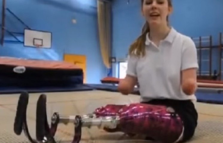 Британська 12-річна дівчина без рук і ні…