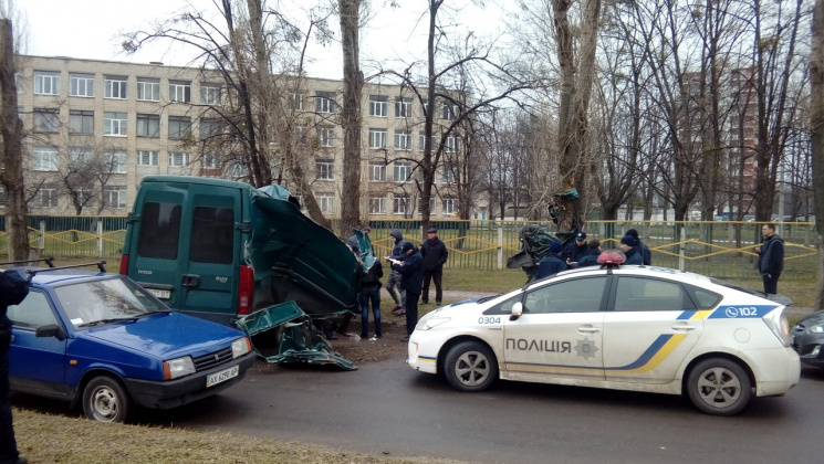 В Харькове водитель, чтобы избежать стол…