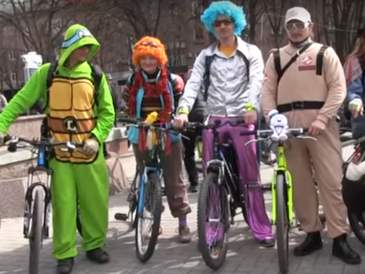 Велосипедисты в костюмах ездили Полтавой…