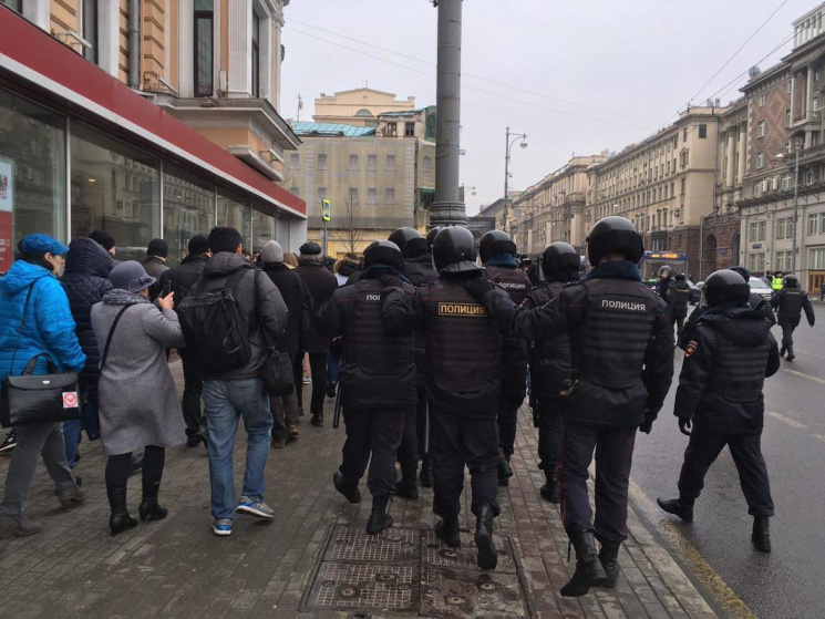 В Москве начались массовые задержания уч…