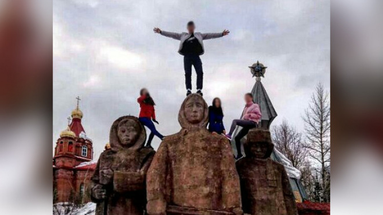 На России студенты оседлали памятник ВОВ…