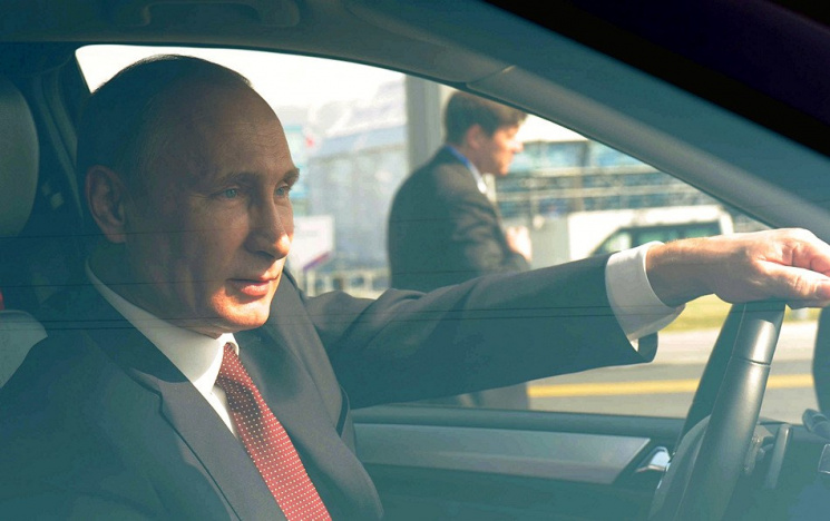 Путин планирует лично за рулем проехатьс…