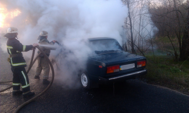На Миколаївщині згоріли дві автівки за д…