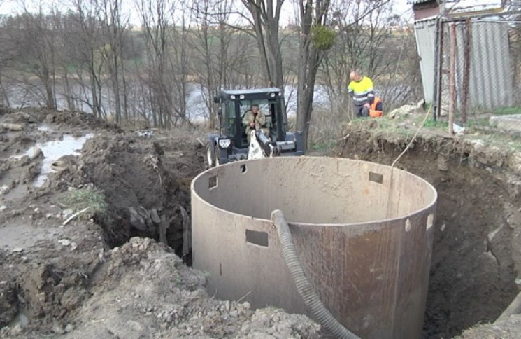 У Полтаві ремонтують каналізаційний коле…