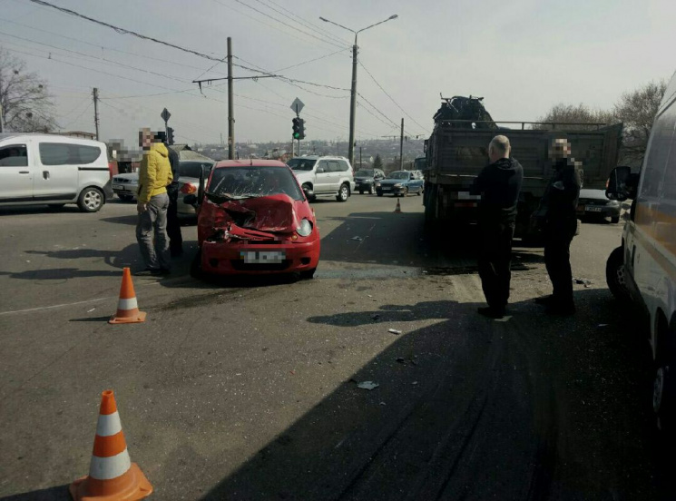 В Харькове автоледи на малолитражке въех…