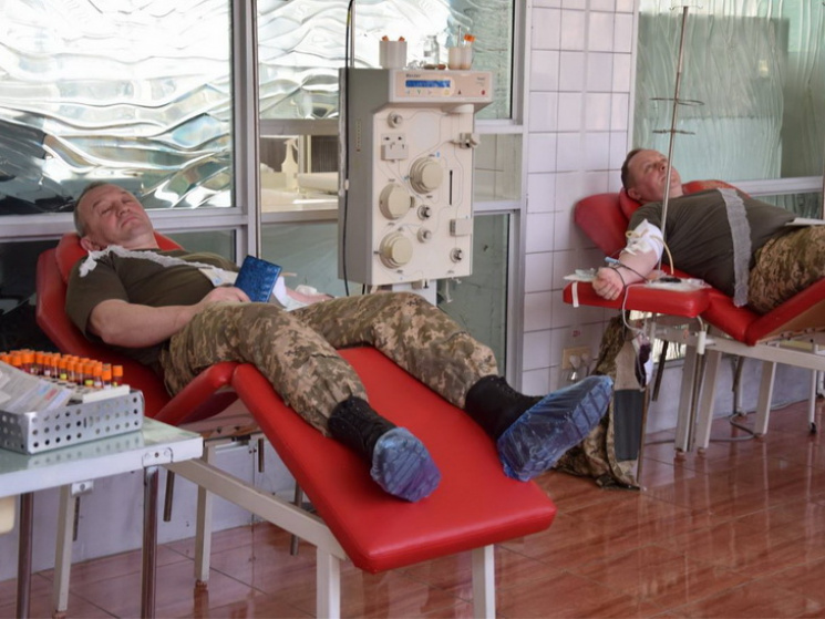 У Дніпрі офіцери ЗСУ здали кров для хвор…
