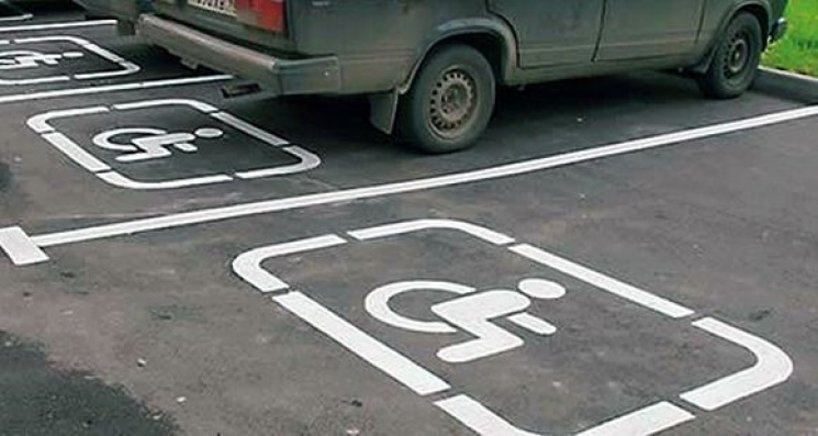 Штрафи за паркування на місцях для інвал…