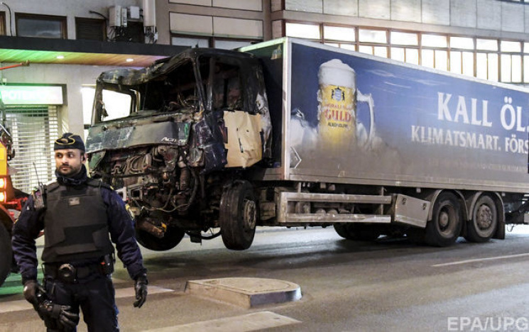 Теракт в Стокгольмі: У вантажівці знайшл…