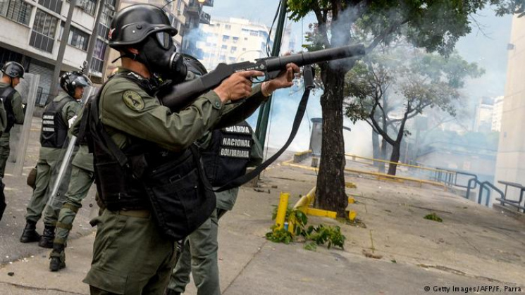 Столкновения в Венесуэле: В ход пошли сл…