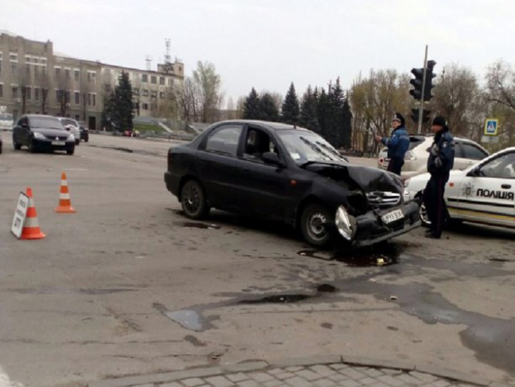 В Павлограде под окнами мэра две машины…