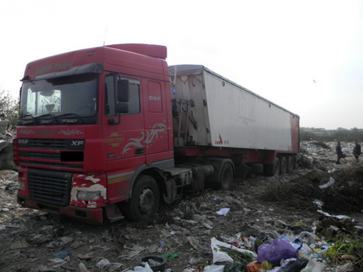 Фура не довезла львовскоий мусор в Днипр…