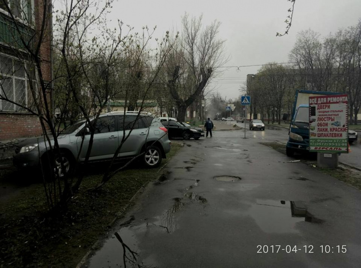 В Харькове кроссовер и грузовик не подел…