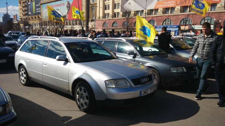 В Харькове митингуют владельцы машин с е…