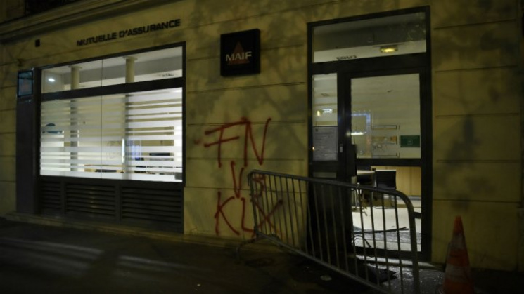 У Парижі підпалили штаб-квартиру "подруг…