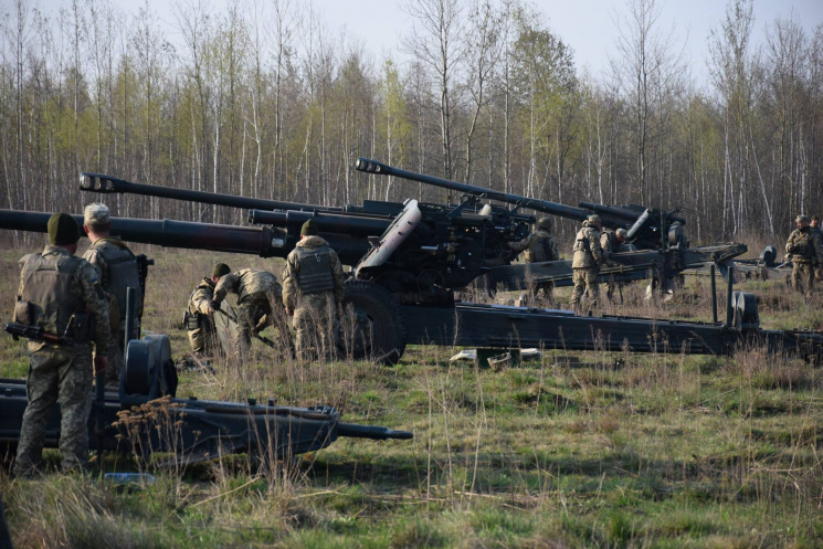 Тернопольские артиллеристы проходят очер…