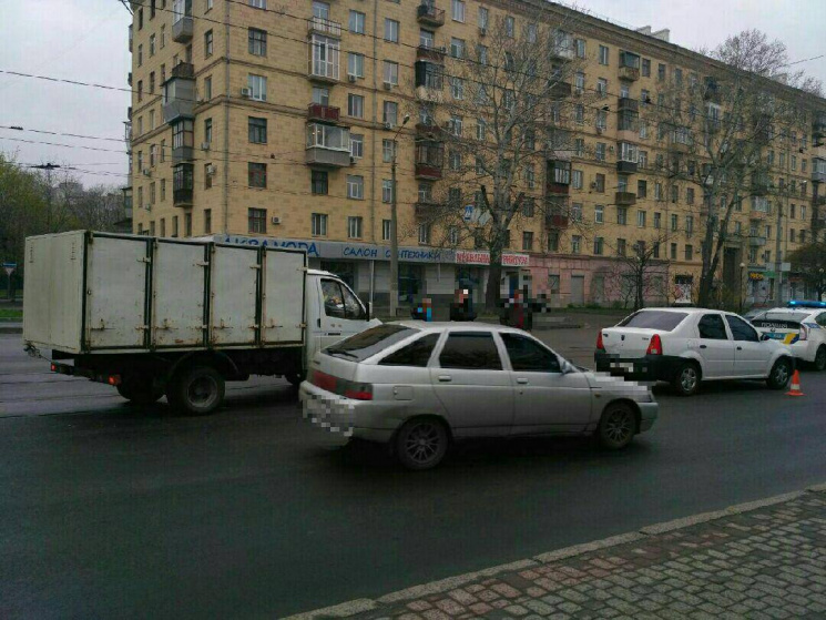 В Харькове грузовик "догнал" иномарку…