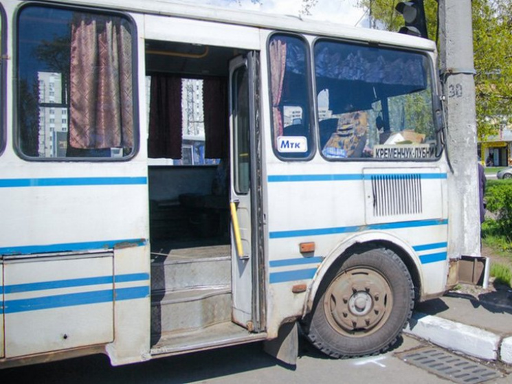 В Кременчуге автобус врезался в столб…