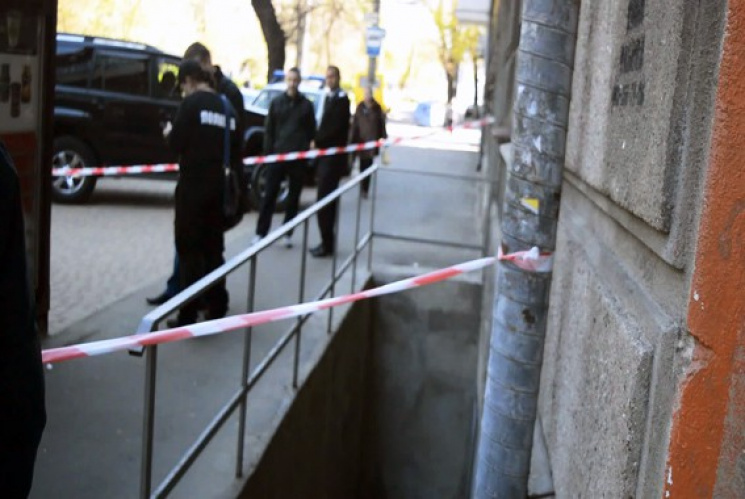 В Одессе возле жилого дома нашли тело мл…