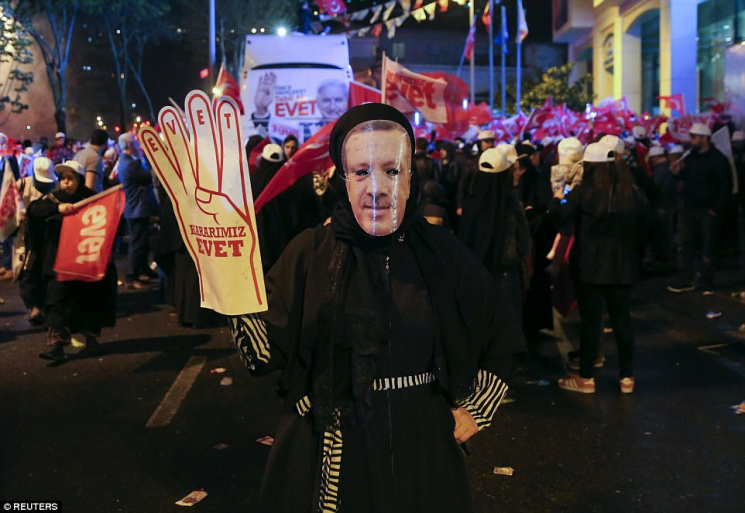 Стамбул протестует против Эрдогана и его…