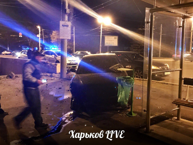 В Харькове пьяный водитель влетел в подз…
