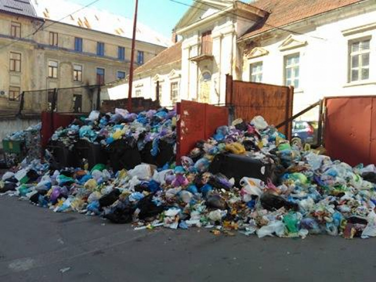 У Львові під сміттям поховали сміттєві б…