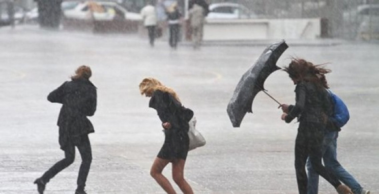 Миколаївцям радять тримати парасольки на…