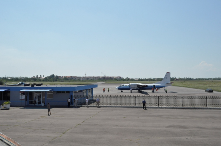 Злітну смугу Ужгородського аеропорту кап…