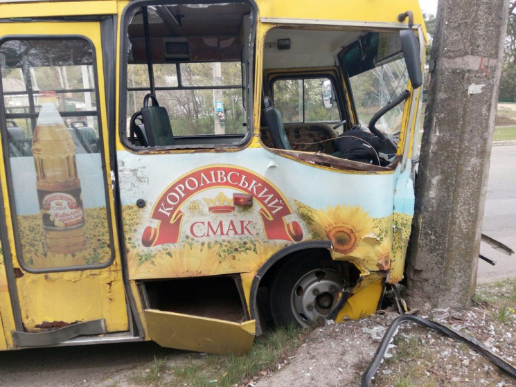 В Черкассах автобус врезался в столб, ес…