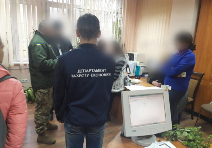 В Одессе полиция задержала налоговика на…
