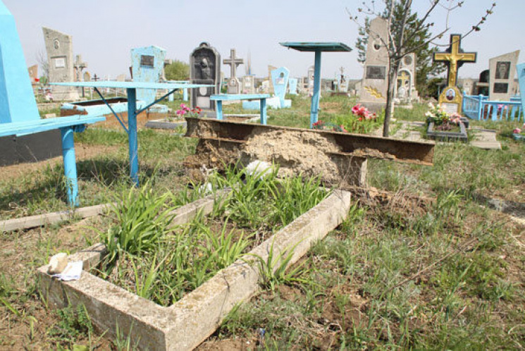 Чернігівські вандали сплюндрували могилу…