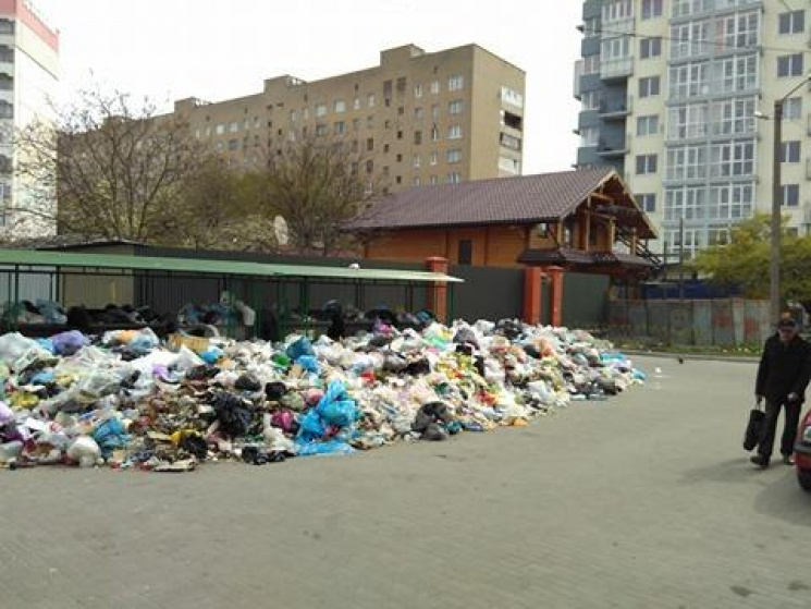 Львів почав зникати під сміттям…