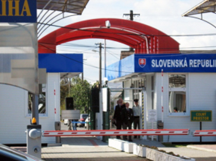 Словацькі митники попереджають про черги…