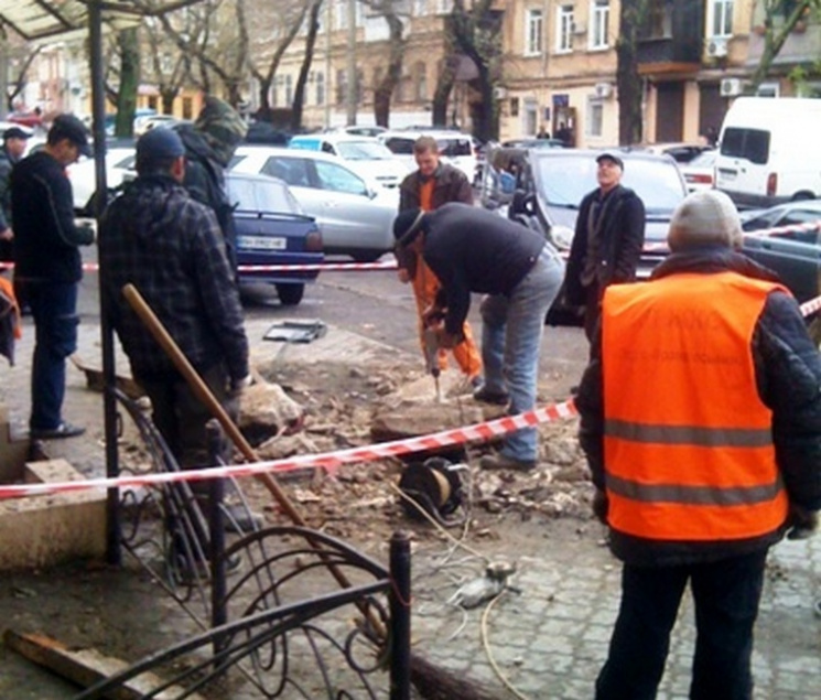 В центре Одессы на тротуар рухнул балкон…