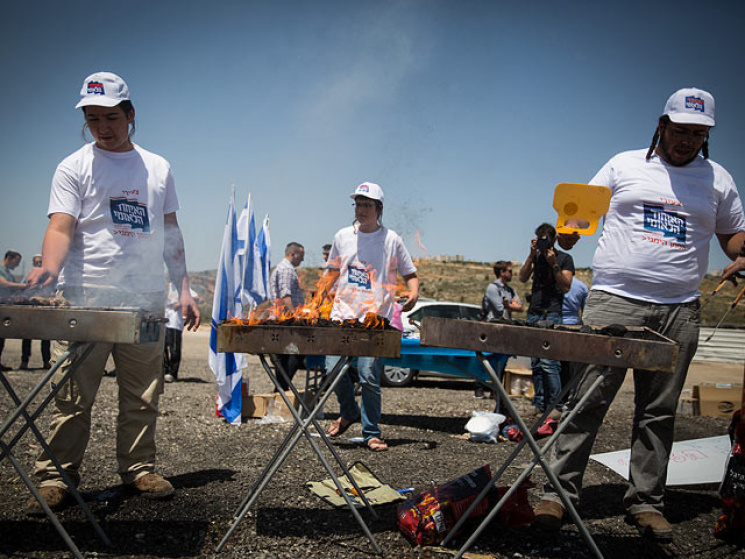 Израильские активисты поджарили шашлыки…