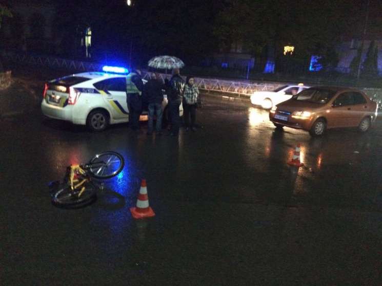 В Ужгороді автомобіль збив хлопчика-вело…