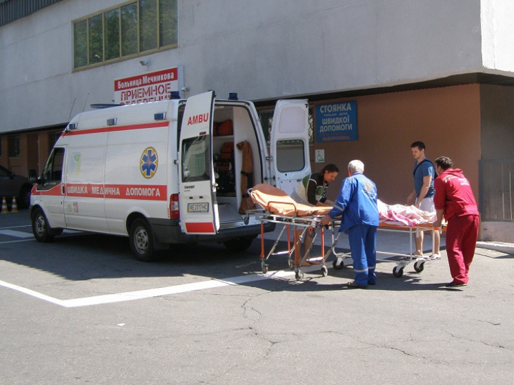 У лікарні Дніпра рятують пораненого від…