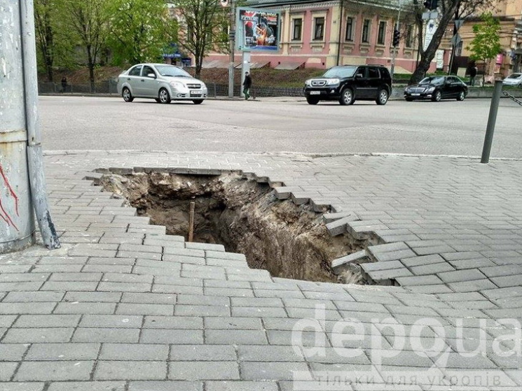 В центрі Дніпра на тротуарі утворилося в…