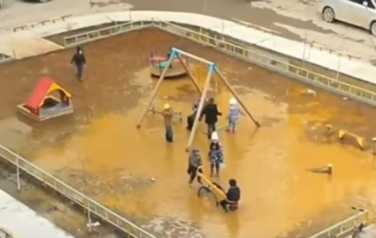 На Росії діти грають на затопленому бруд…