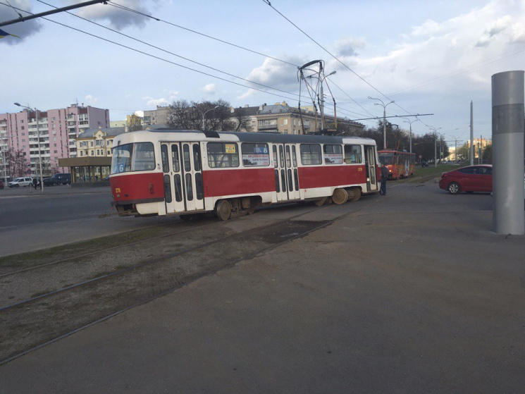 В Харькове трамвай не удержался на рельс…