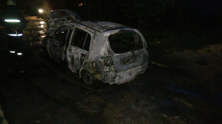 На Харківщині біля палаючих авто знайшли…