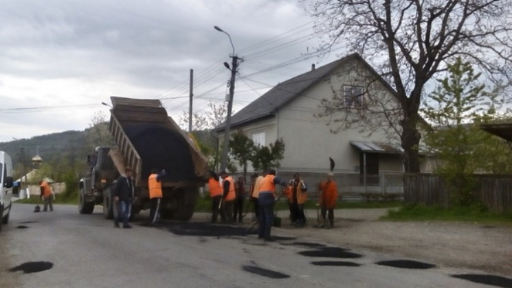 На Тячівщині ремонтують дорогу від Колоч…