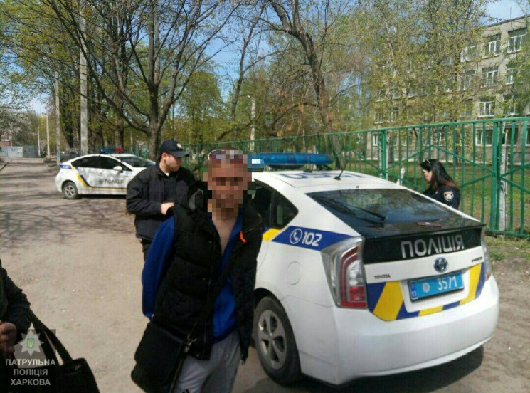 В Харькове мужчины ударили девушку ради…