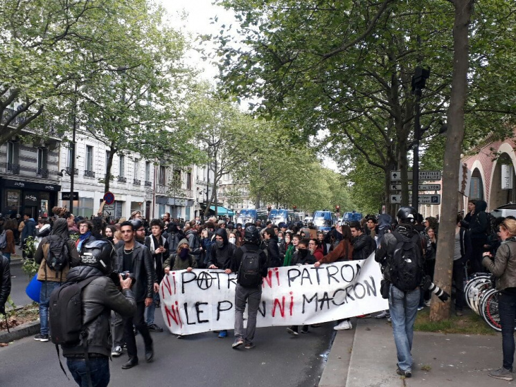 В Париже полиция применила слезоточивый…