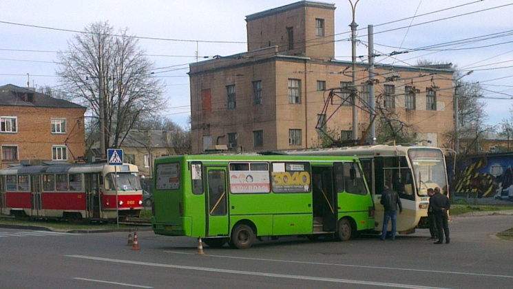 В Харькове маршрутка протаранила трамвай…